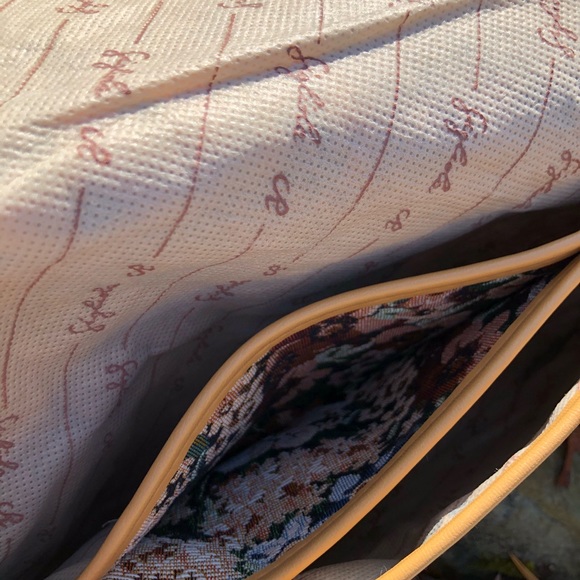 Vintage floral print clutch - Picture 3 of 10